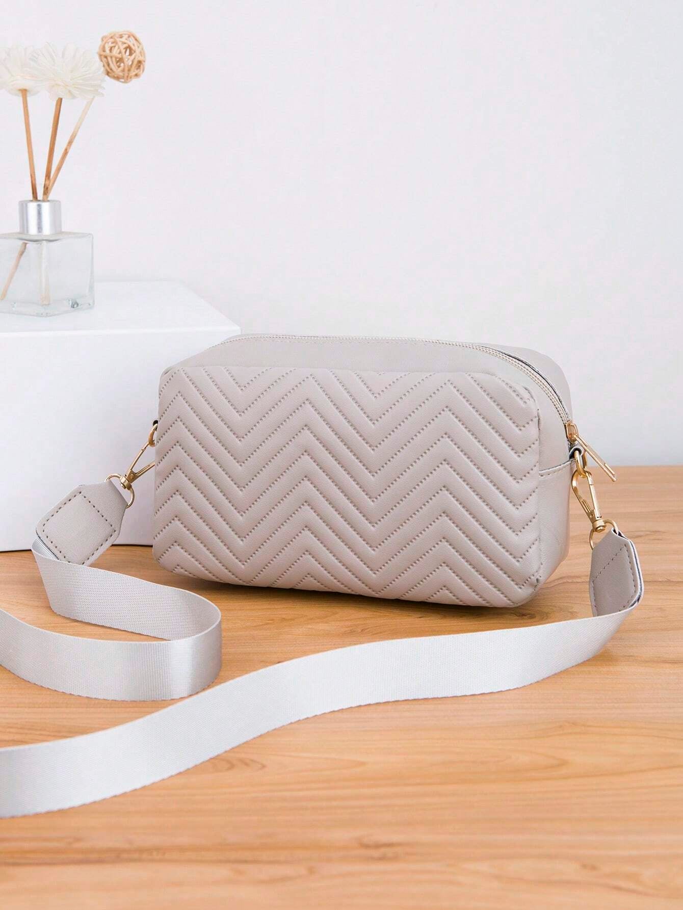 1Pc Gray Quilted V-Groove Embossed Lady'S Fashion Versatile Shoulder Crossbody Messenger Bag with Gold Metal Decor