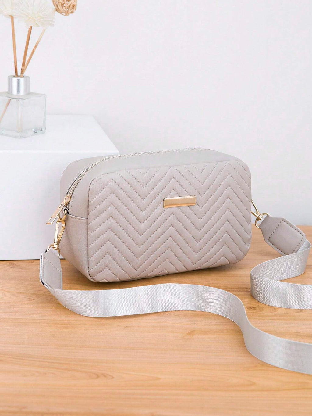 1Pc Gray Quilted V-Groove Embossed Lady'S Fashion Versatile Shoulder Crossbody Messenger Bag with Gold Metal Decor