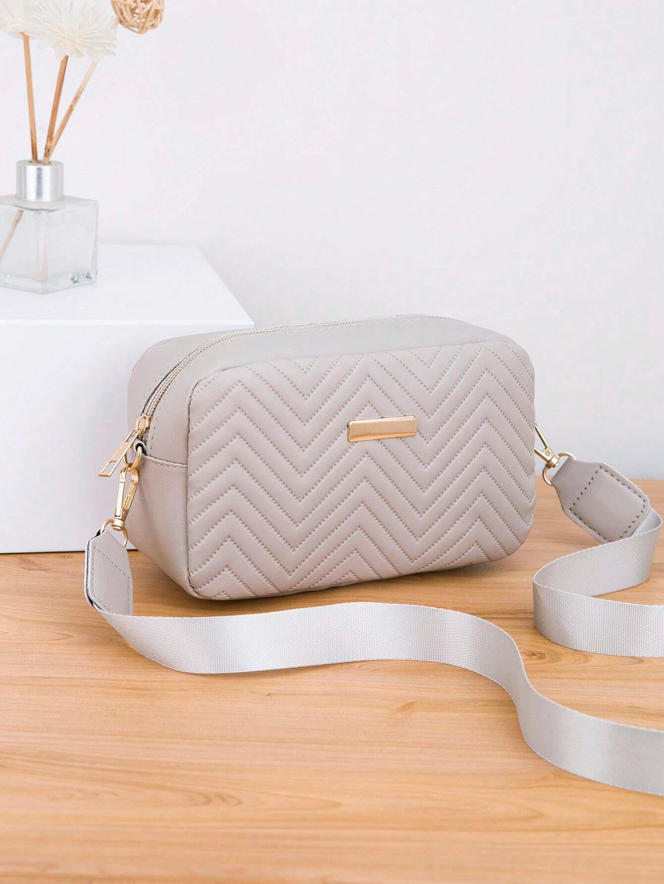 1Pc Gray Quilted V-Groove Embossed Lady'S Fashion Versatile Shoulder Crossbody Messenger Bag with Gold Metal Decor