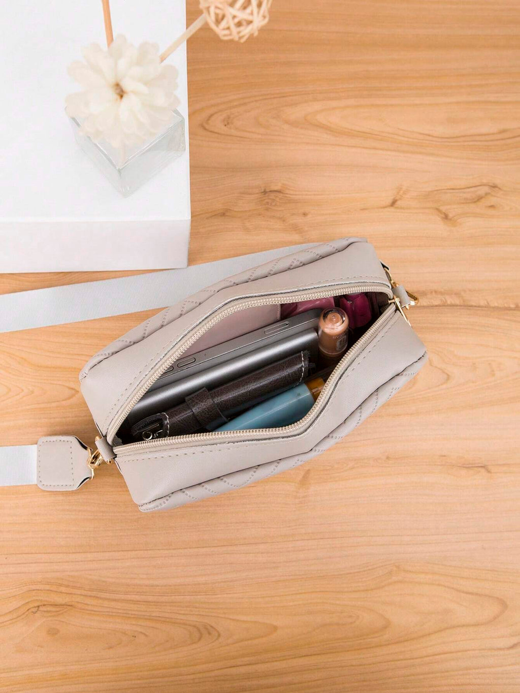 1Pc Gray Quilted V-Groove Embossed Lady'S Fashion Versatile Shoulder Crossbody Messenger Bag with Gold Metal Decor