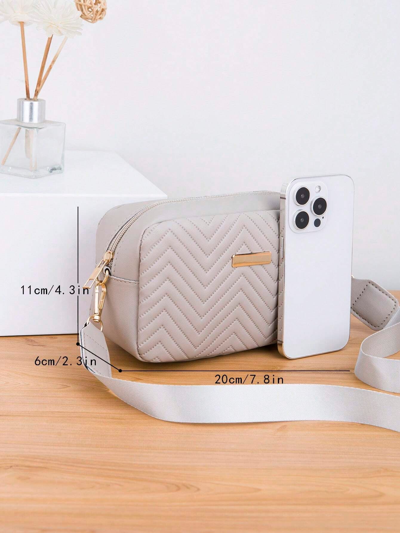 1Pc Gray Quilted V-Groove Embossed Lady'S Fashion Versatile Shoulder Crossbody Messenger Bag with Gold Metal Decor